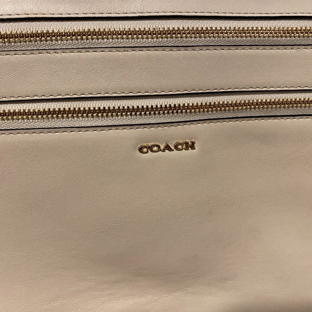Coach Clutch - Picture 5 of 6